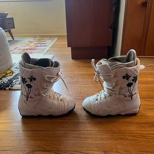 B by Burton snowboard riding boots